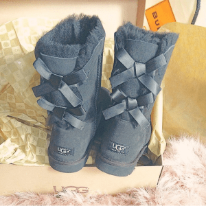 Schwarze UGG Boots mit Schleife 