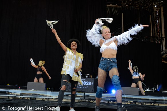 Die Mädels von Chefboss wedelten mit Handtüchern, eröffneten den Samstag auf der Plaza 